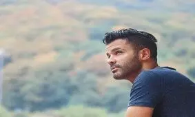 فیلم جنجالی از سیروان خسروی؛ رونمایی از هیکل ورزیده در ساحل با سیگار/ ویدئو