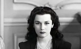 سفر در زمان؛ «فوزیه و همسر دوم اش در حیاط خانه شان»؛ اواخر دهه 20