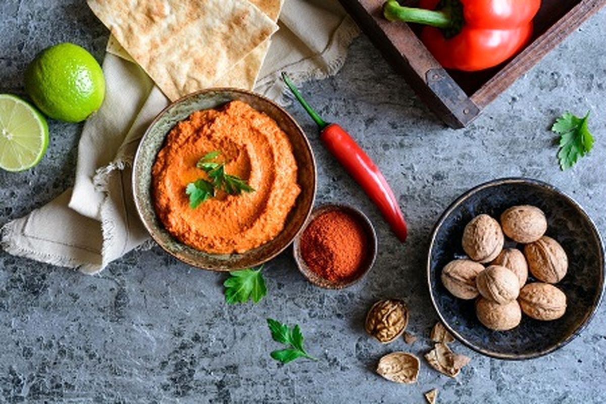 دستور تهیه محمره؛ دیپ خوشمزه با فلفل دلمه قرمز
