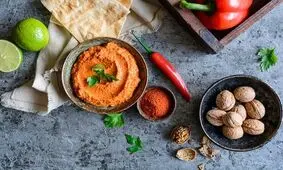 دستور تهیه محمره؛ دیپ خوشمزه با فلفل دلمه قرمز