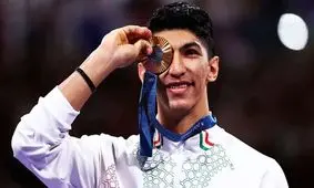  آرین سلیمی در دیدار با رهبر انقلاب: با افتخار ایرانی هستم و ایرانی می‌مانم/ درخواست «ساره جوانمردی» از حضرت آیت‌الله خامنه‌ای برای فرزندش/ ویدئو