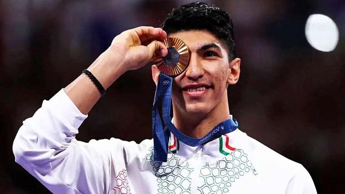 آرین سلیمی در دیدار با رهبر انقلاب: با افتخار ایرانی هستم و ایرانی میمانم/ درخواست «ساره جوانمردی» از حضرت آیتالله خامنهای برای فرزندش/ ویدئو