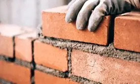 ابتکار یک جوان عراقی برای صرفه‌جویی؛ ساخت تخت‌خواب با آجر/ ویدئو