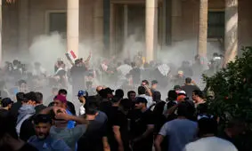 آغاز خروج حامیان صدر از منطقه سبز بغداد/ منع آمد و شد در عراق لغو شد

