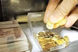 پیشنهاد یک امام جمعه برای کنترل قیمت ها در بازار سکه و ارز: مردم باید مجبور باشند دارایی های خود را در بانک بگذارند