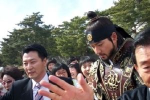 سفر به تاریخ؛ عکس یادگاری «جومونگ» با «مهناز افشار» در تهران؛ سال 1388/ تصاویر