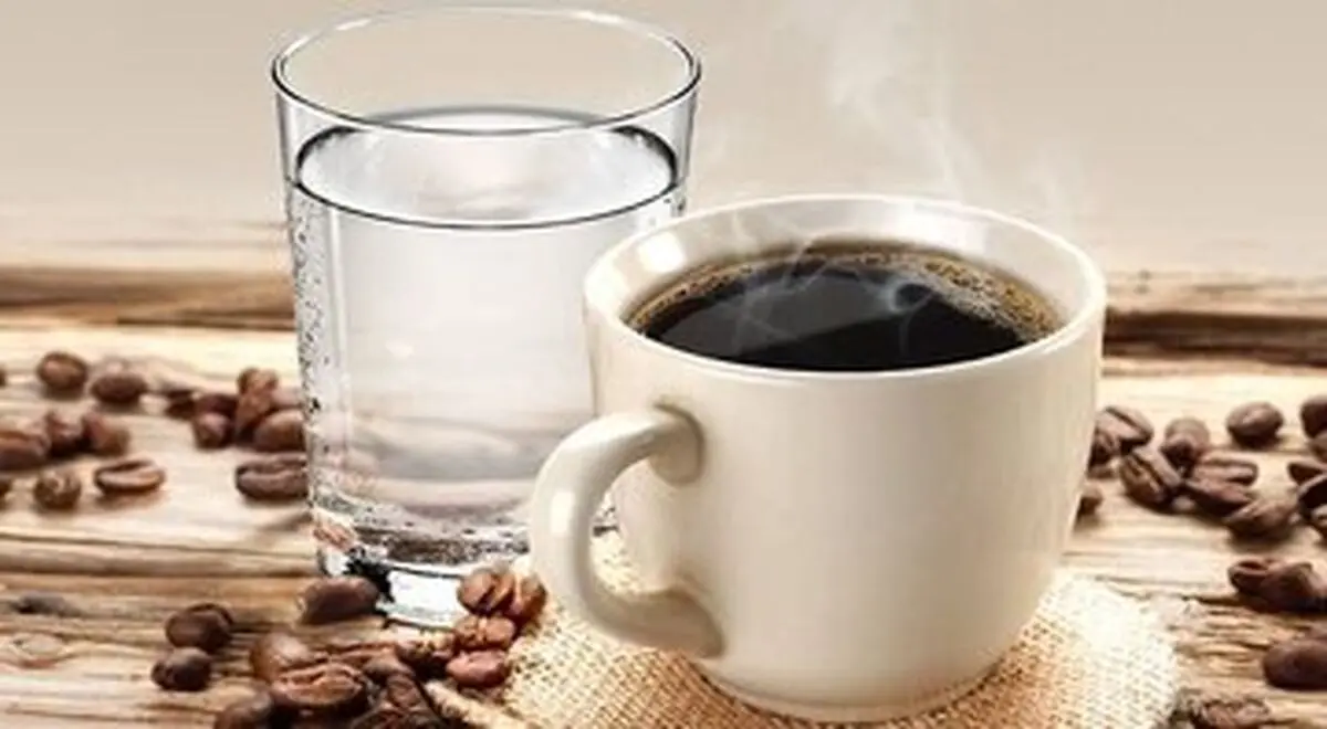 آب قبل از قهوه صبح؛ چرا متخصصان توصیه می‌کنند اول یک لیوان آب بنوشید؟