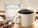آب قبل از قهوه صبح؛ چرا متخصصان توصیه می‌کنند اول یک لیوان آب بنوشید؟