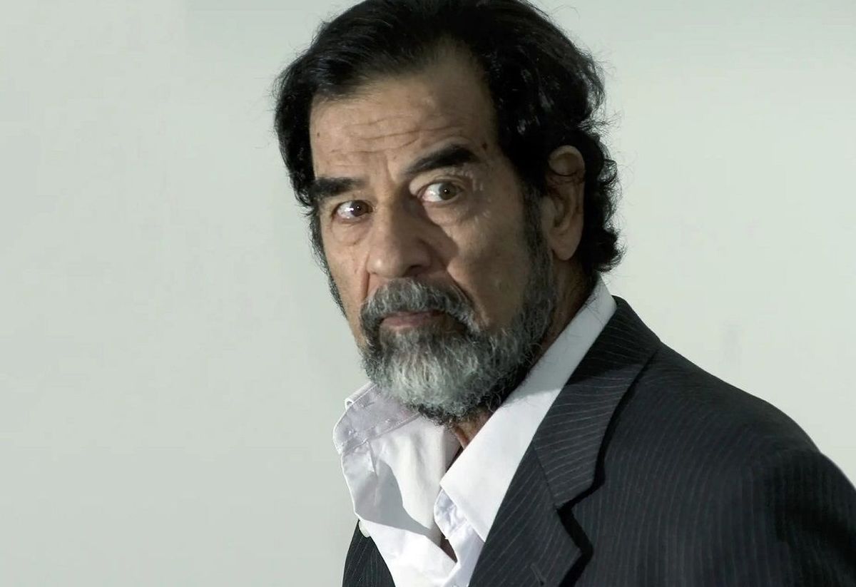 سفر در زمان؛ «صدام حسین» در حال بازدید از یک خانواده کشاورز در موصل؛ سال 1362 