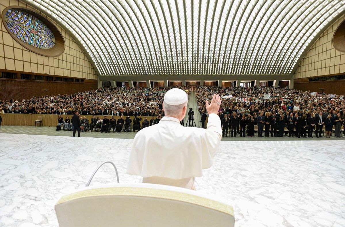پاپ لئو چهاردهم خطاب به دانشجویان: بهجای آنکه به تلفنهای همراه خود خیره شوید، به آسمان بنگرید/ نگذارید فناوری شما را به خدمت بگیرد