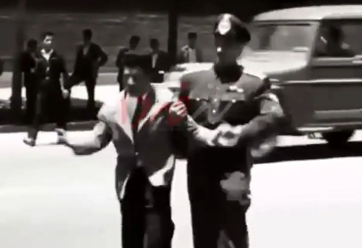 مستندی از حضور پلیس‌ مدارس برای جلوگیری از مزاحمت برای دانش‌آموزان و دانشجویان در دهه ۴۰/ ویدئو

