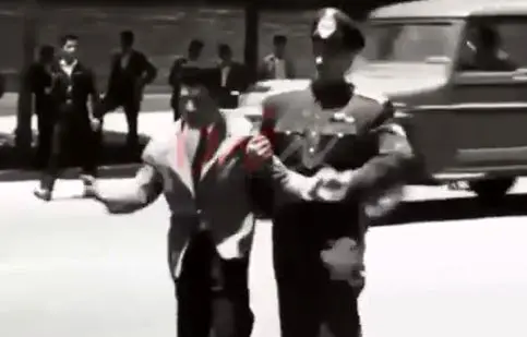 مستندی از حضور پلیس‌ مدارس برای جلوگیری از مزاحمت برای دانش‌آموزان و دانشجویان در دهه ۴۰/ ویدئو

