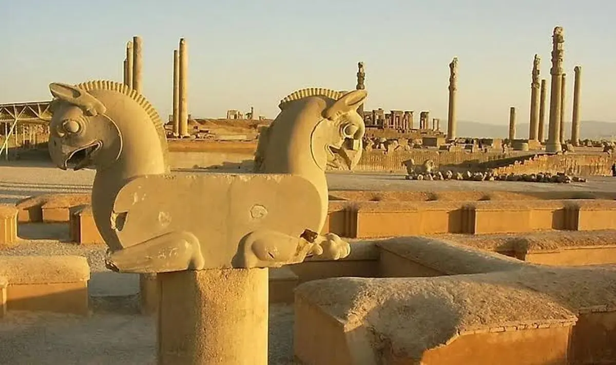 سفر در زمان؛ دو تصویر قدیمی از «تخت جمشید»؛ سال 1284 شمسی 