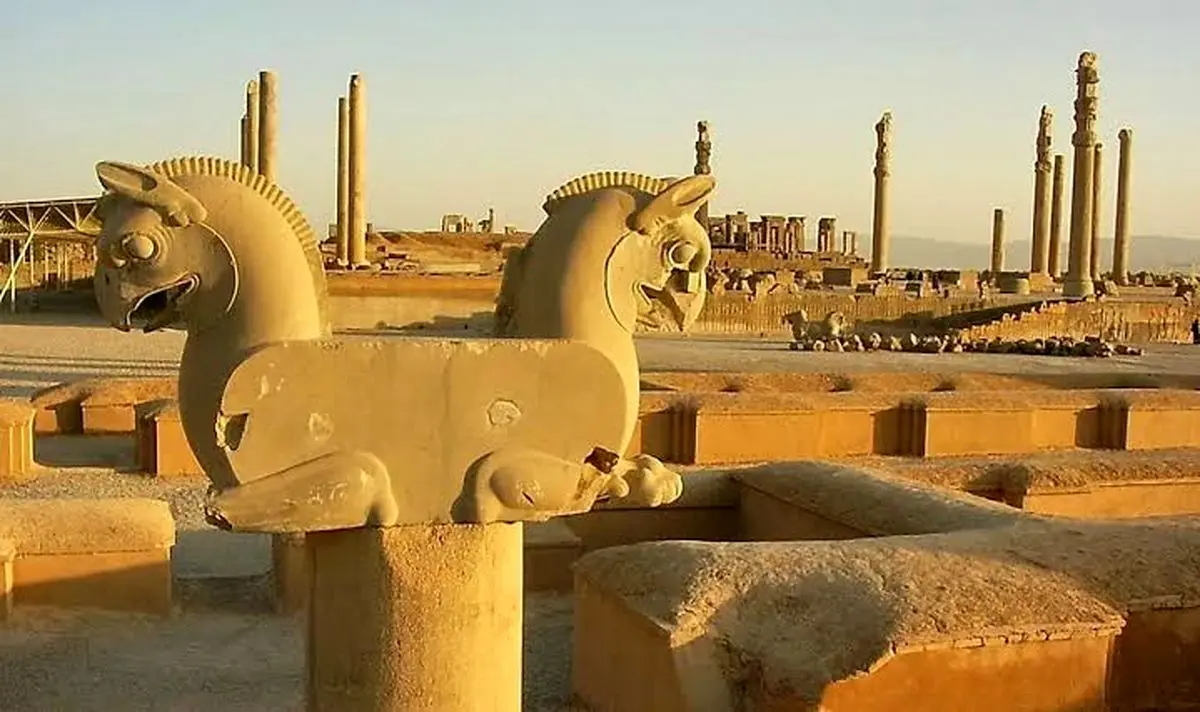 سفر در زمان؛ دو تصویر قدیمی از «تخت جمشید»؛ سال 1284 شمسی 