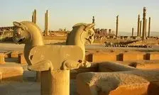 سفر در زمان؛ دو تصویر قدیمی از «تخت جمشید»؛ سال 1284 شمسی 