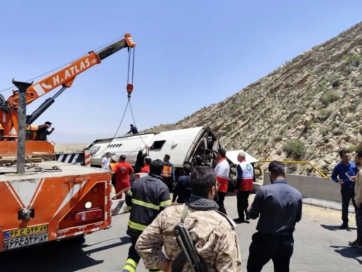 فوتی های حادثه واژگونی اتوبوس محور فیروزآباد به کوار به ۲۲ نفر رسید/ هیچیک از سرنشینان اتوبوس بدون آسیب نیستند
