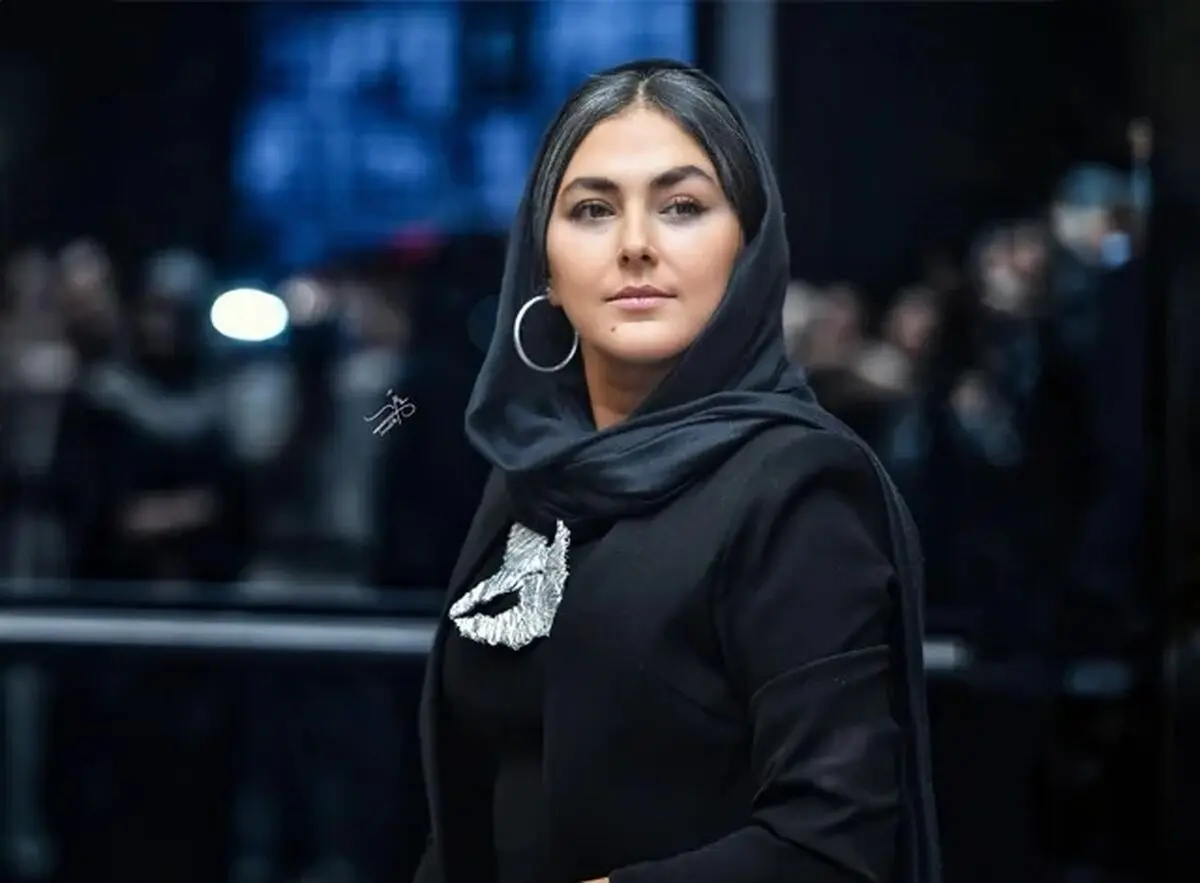هدی زین‌العابدین با شومیز و کلاه سبزآبی ظاهر شد؛ چرا استایلش برای این مراسم زیر سؤال رفت؟
