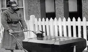 کالسکه ضد گاز ؛ دردسرهای یک پیاده روی ساده از ترس بمباران شیمیایی