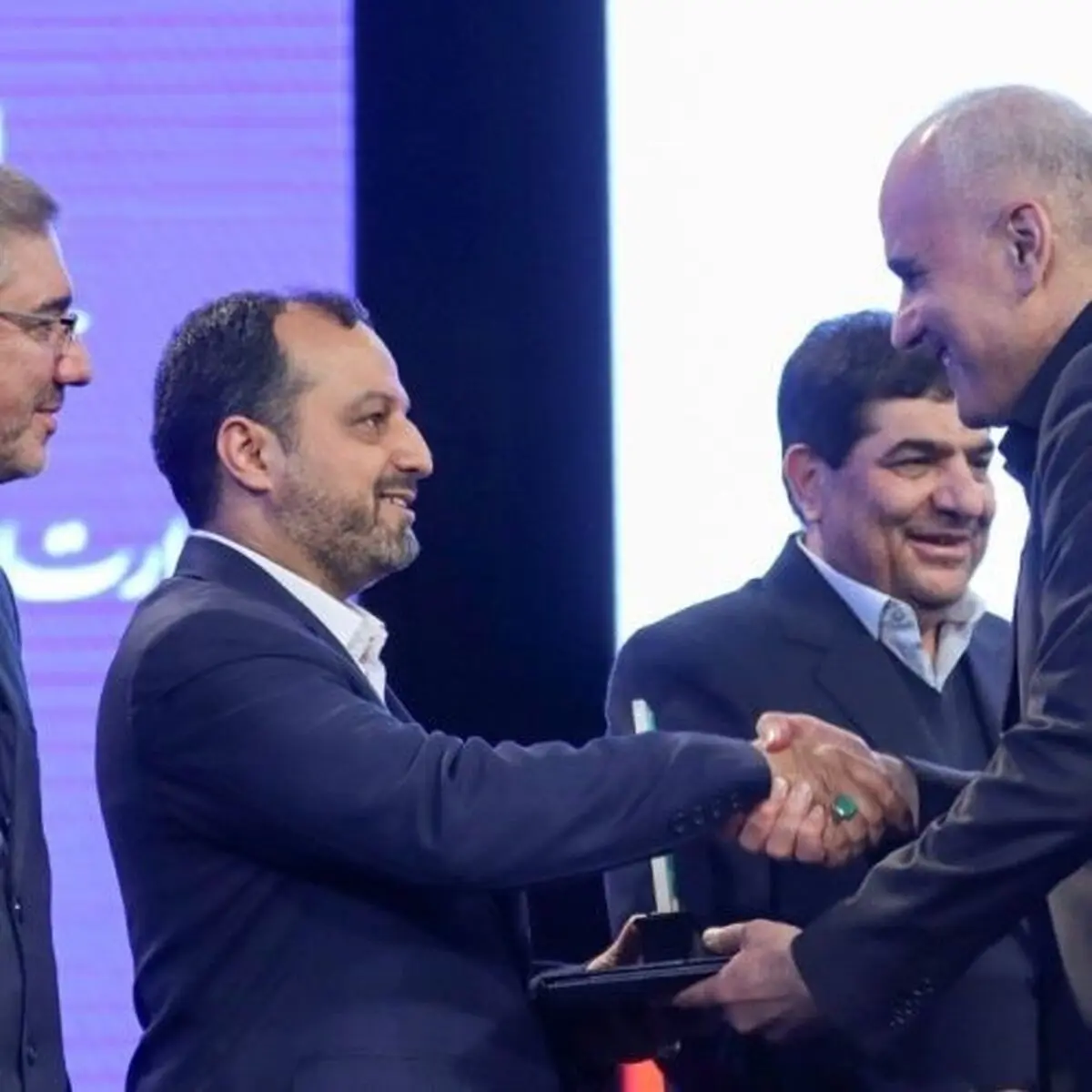 "انتخاب" نشان پیشتاز اقتصاد ایران را از معاون اول رییس جمهور دریافت کرد