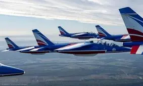 فاجعه در آسمان فرانسه؛ برخورد دو جنگنده تیم آکروباتیک/ ویدئو