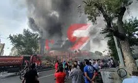 آتش‌سوزی انبار لوازم یدکی موتورسیکلت در خیابان مولوی/ ویدئو