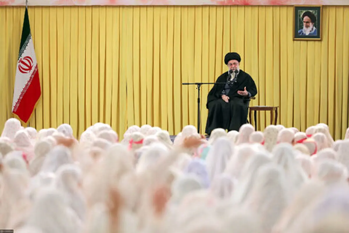 رهبر انقلاب انگشترش را در جشن تکلیف به چه کسی هدیه داد؟