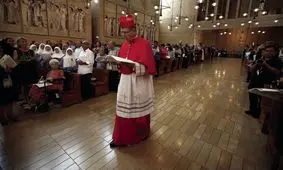 کاردینال بی‌آبروی آمریکایی زیر تابوت پاپ / راجر ماهونی کیست و چه کرده است؟