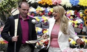 تظاهر به سرطان با سیم آیفون در بینی | عکس