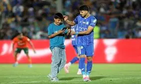 سلفی با ستاره استقلال وسط بازی/ عکس