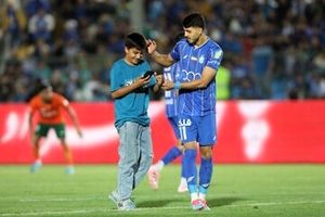 سلفی با ستاره استقلال وسط بازی/ عکس