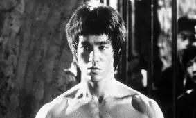 سفر در زمان؛ «بروسلی در حال پرش و اجرای یته پرنده مشهورش»؛ سال 1350