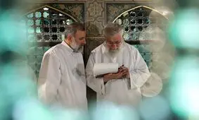 رهبر انقلاب بر پیکر رئیس جمهور شهید و همراهانش نماز اقامه می‌کنند

