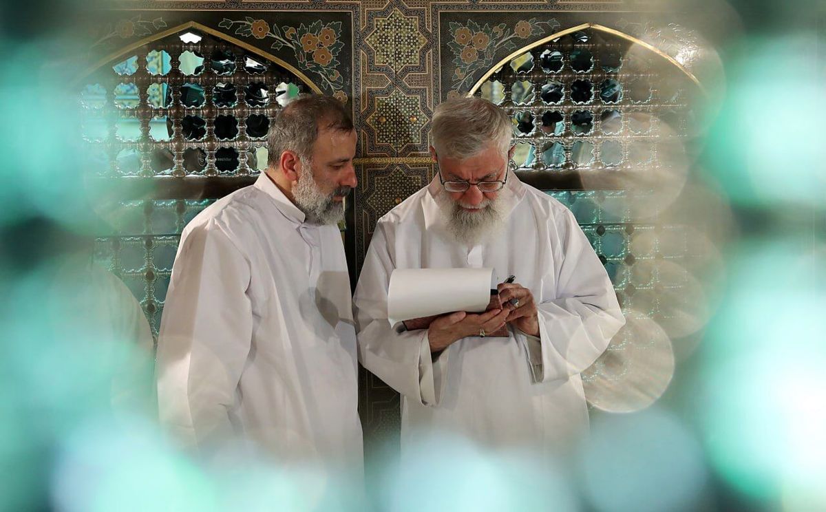 رهبر انقلاب بر پیکر رئیس جمهور شهید و همراهانش نماز اقامه میکنند
