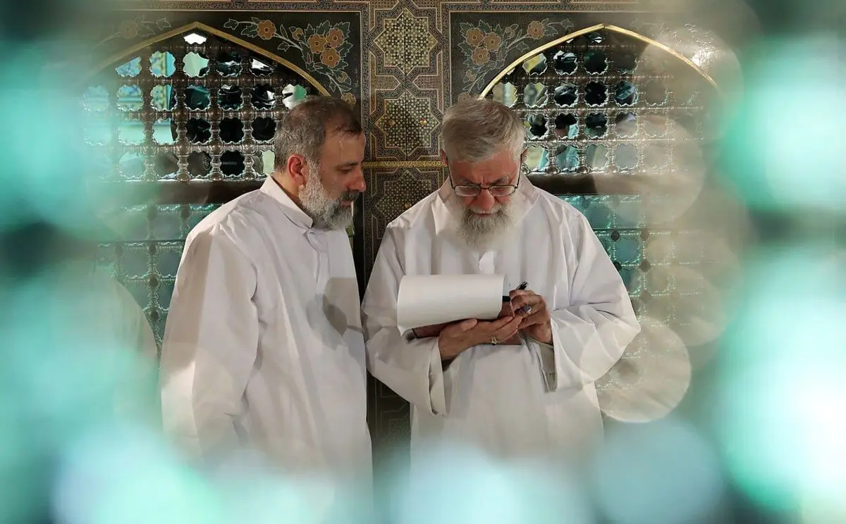 رهبر انقلاب بر پیکر رئیس جمهور شهید و همراهانش نماز اقامه می‌کنند

