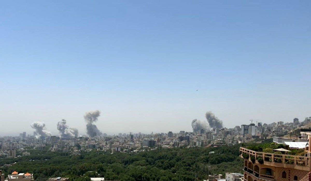 صدای انفجار شدید در تهران/ برق بخشهایی از شمال تهران و پخش مصاحبه زنده شبکه خبر بر اثر حمله قطع شد/ اصابت موشک در نزدیکی میدان ونک/ پایگاه نظامی در شهرری مورد حمله اسرائیل قرار گرفت/ ویدئو