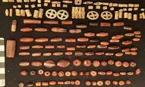 کشف گنجینۀ طلا و عقیق در مقبرۀ ۳۲۰۰ سالۀ یک زن و شوهر