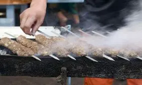 اتفاقی جالب در خرم‌آباد؛ دود کباب شهر را فرا گرفت/ ویدئو