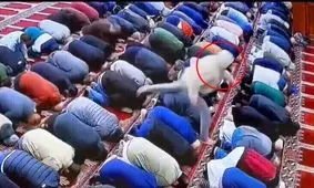 حمله یک نمازگزار به امام جماعت مسجد و زخمی کردن او/ ویدئو

