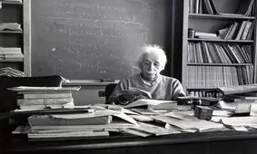 میز کار آلبرت انیشتین تنها چند ساعت بعد از درگذشت او 
