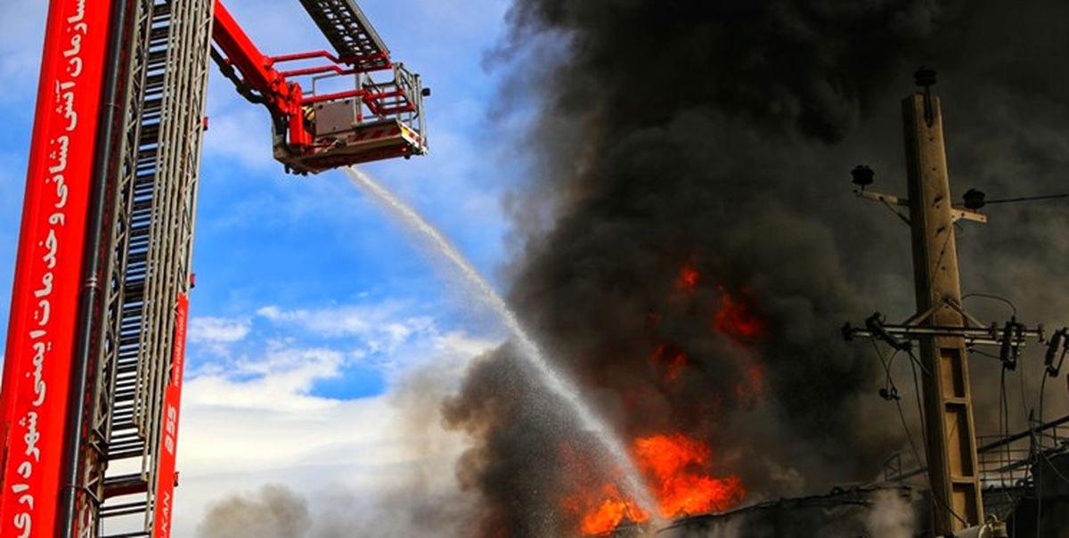 مهار آتش سوزی کارخانه چرم سازی بوئین زهرا