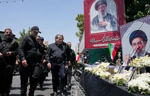 لحظه حمله سوپرانقلابی‌ها به عراقچی و پرتاب بطری همراه با سردادن شعار بی شرف/ ویدئو


