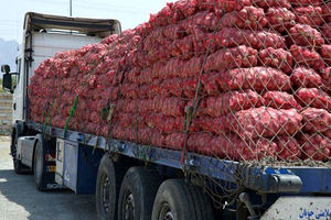توقف بار کامیون پیاز قاچاق در بازارچه مرزی سردشت