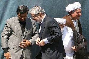 سالروز مناظره تاریخی میان میرحسین موسوی و محمود احمدی نژاد/ صفحه نخست روزنامه های مشهور بعد از مناظره جنجالی