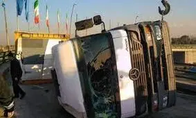 واژگونی تریلی حامل بار نوشابه در شهرکرد