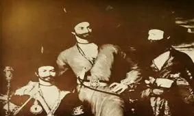 سفر در زمان؛ «تیمور میرزا» شاهزاده قاجاری در پیری و در کنار پسران اش 