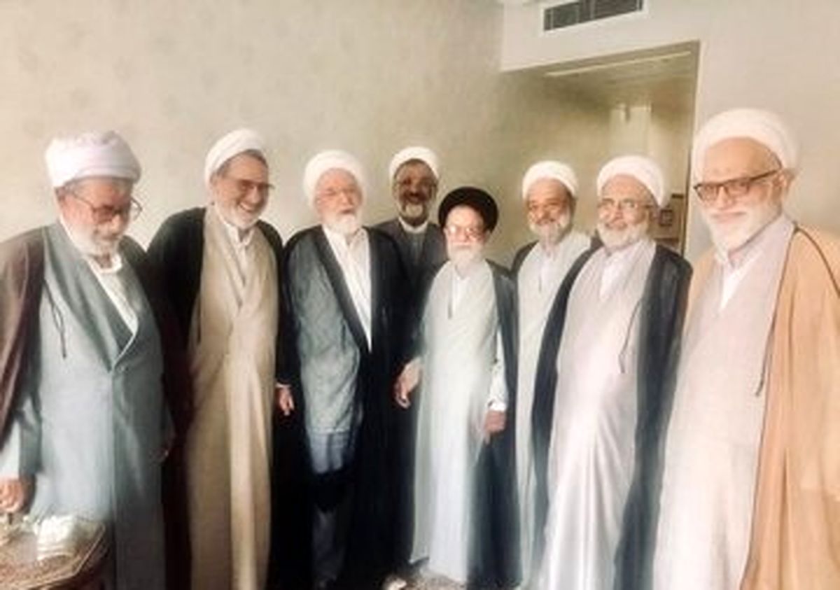  روحانیون به دیدار مهدی کروبی رفتند 