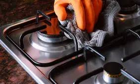 روش های عالی برای تمیز کردن اجاق گاز و مایکروویو