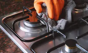 روش های عالی برای تمیز کردن اجاق گاز و مایکروویو
