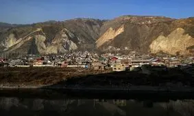 ارزشمندترین سنگ دنیا زیر پای مردم فقیر این روستا