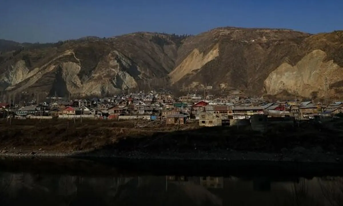 ارزشمندترین سنگ دنیا زیر پای مردم فقیر این روستا